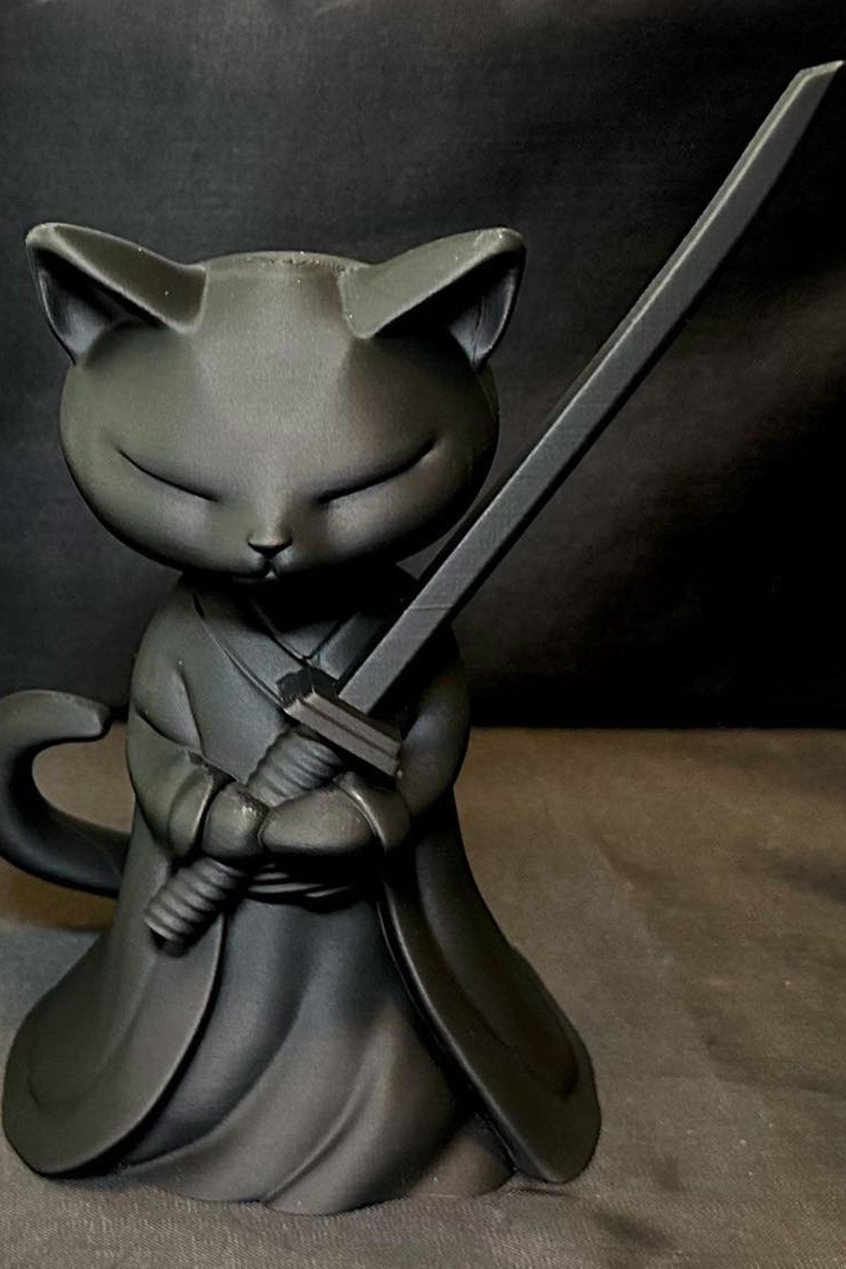 Siyah Samuray Kedi Figürü – Katana Taşıyan Dekoratif Obje