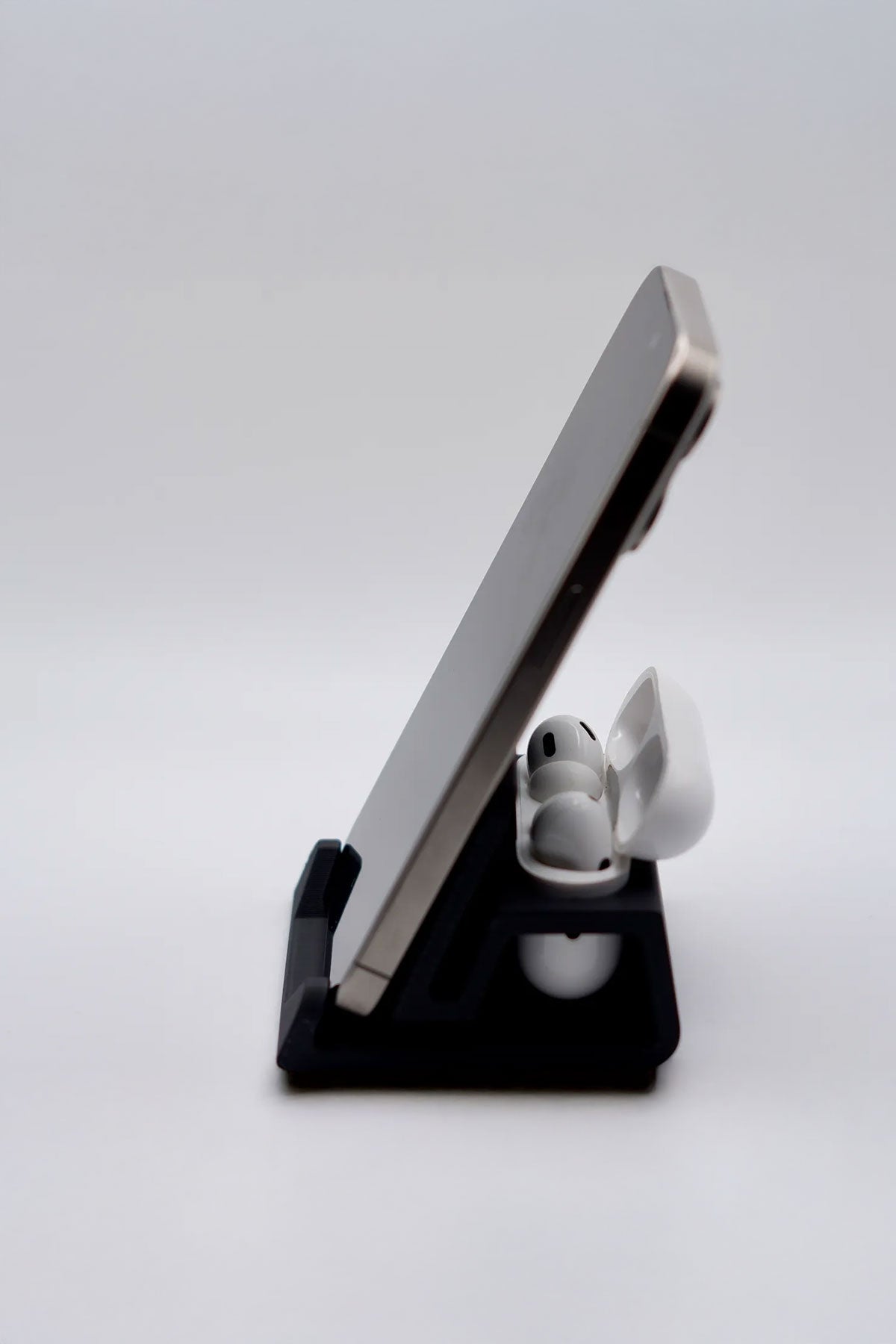 Minimalist Telefon ve AirPods Standı – Masa Üstü Düzenleyici & Organizeri