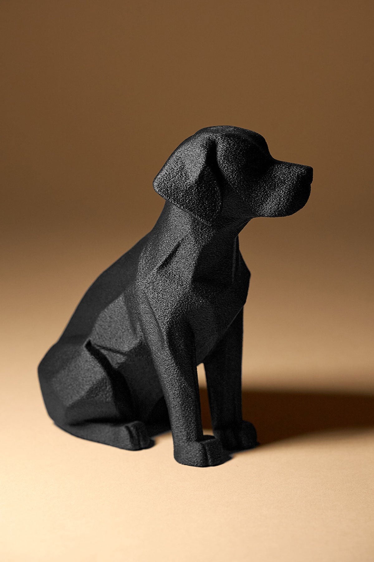 Siyah Labrador Dekoratif Obje – Modern Minimal Köpek Figürü