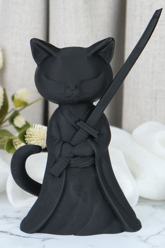 Siyah Samuray Kedi Figürü – Katana Taşıyan Dekoratif Obje
